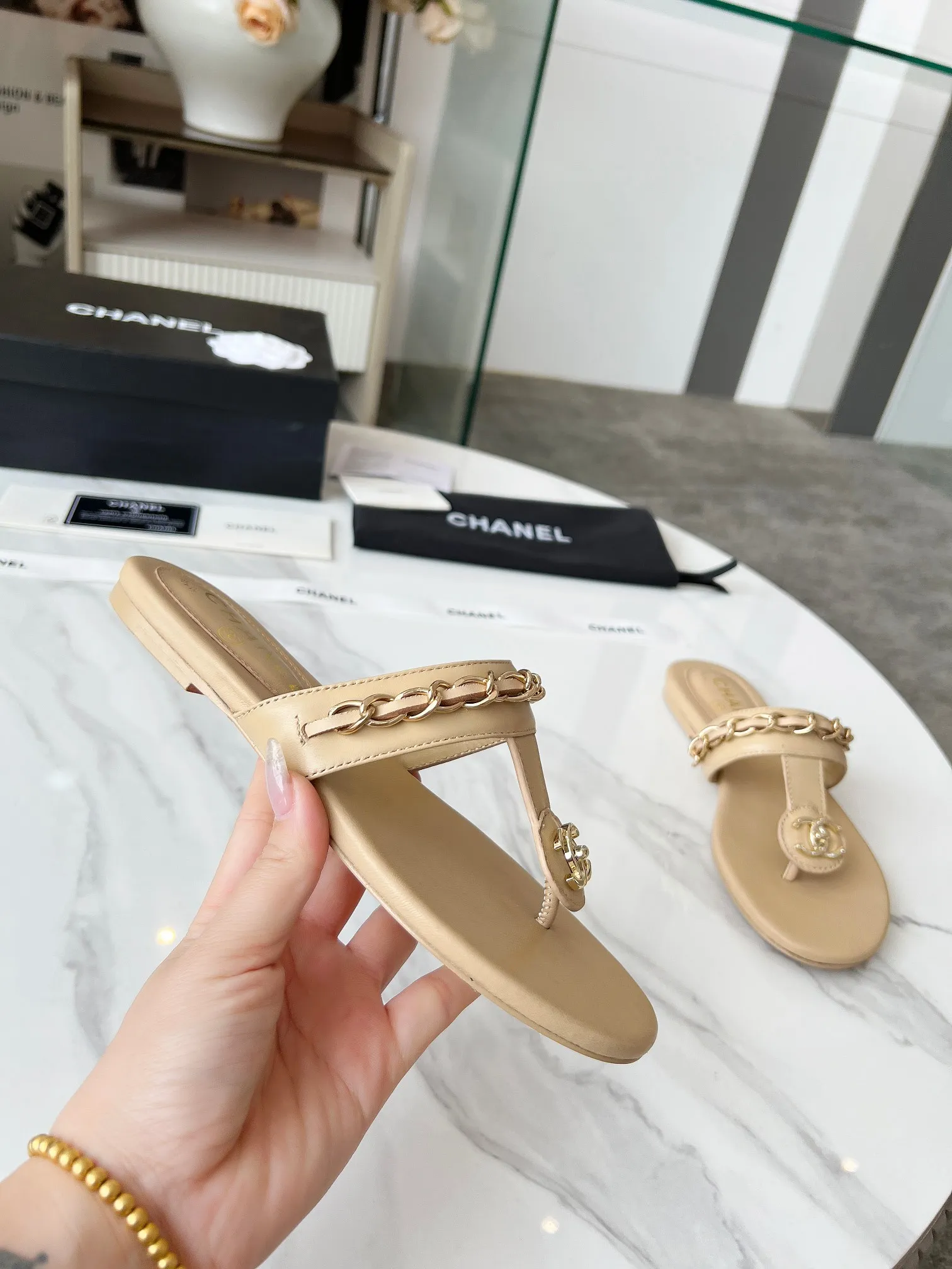 👟👟Ex-factory price 460👟👟 CHANEL｜Xiaoxiang 25 spring and summer new product Double C chain series flip-flops and sandals Chain sandals are this year's big hit. I have been impressed by their beauty, casual and natural, and have the classic dominance of Xiangjia. From leather to hardware, the upper foot is comfortable and stylish. The fabric is made of imported lambskin, the lining is silk sheepskin, and the Italian genuine leather outsole Code number: 35-39 (40/41 customized)